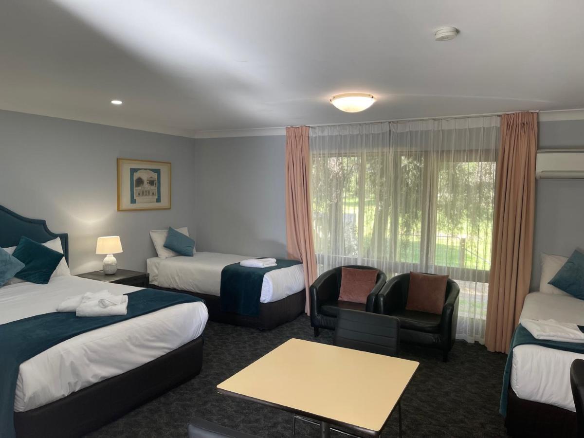 Town & Country Motor Inn Forbes Exterior photo